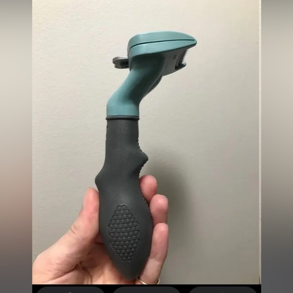 Furminator Cat Brush - Short Hair (Like New) - Picture 4 of 4